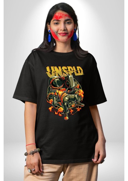 Ay Müzik Dinleyen Astronot Kadın Erkek Ön Baskılı Siyah Pamuklu Tişört Penye Klasik indirimleri