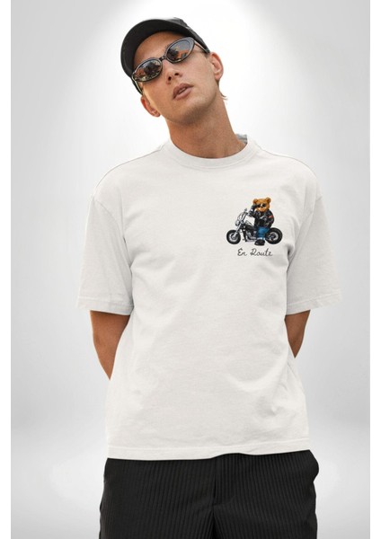 Havalı Motor Süren Oyuncak Ayı Kadın Erkek Ön Minimal Sırt Baskılı Beyaz Pamuklu Tişört modelleri