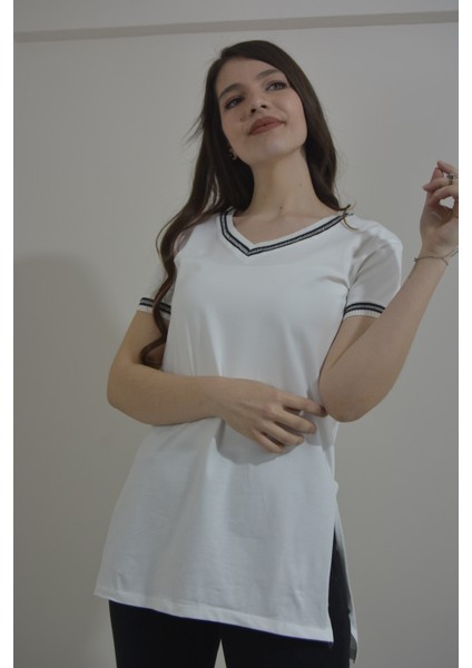 Kadın Yakası ve Kollarında Sim Detaylı V Yaka Kisa Kollu Yırtmaç Detaylı Uzun T-Shirt