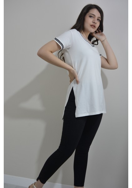 Kadın Yakası ve Kollarında Sim Detaylı V Yaka Kisa Kollu Yırtmaç Detaylı Uzun T-Shirt