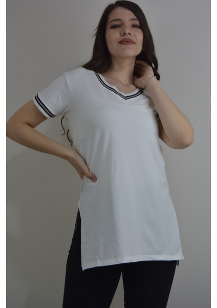 Kadın Yakası ve Kollarında Sim Detaylı V Yaka Kisa Kollu Yırtmaç Detaylı Uzun T-Shirt
