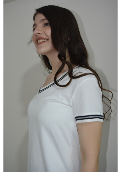 Kadın Yakası ve Kollarında Sim Detaylı V Yaka Kisa Kollu Yırtmaç Detaylı Uzun T-Shirt