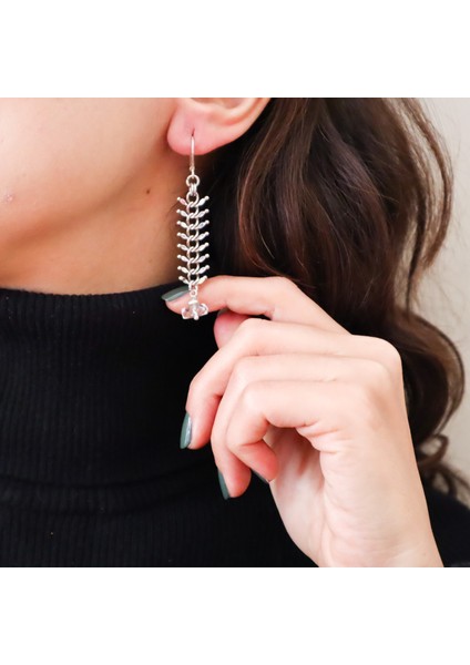 Mat Gümüş Kaplama Zincir Formlu Kristal Taşlı Avangart Küpe fiyatları