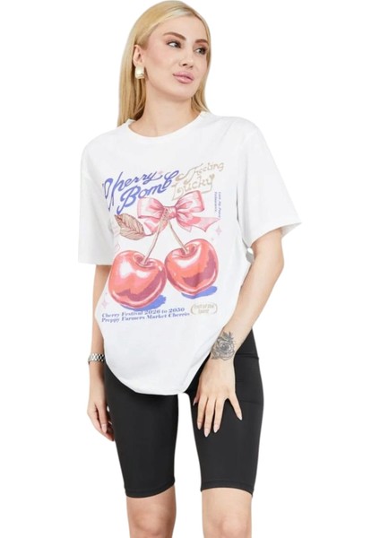 Vişne Baskılı T-Shirt Kadın – Meyve Desenli Yazlık Tişört – Eğlenceli, Renkli, Oversize Stil