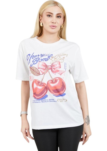Vişne Baskılı T-Shirt Kadın – Meyve Desenli Yazlık Tişört – Eğlenceli, Renkli, Oversize Stil modelleri