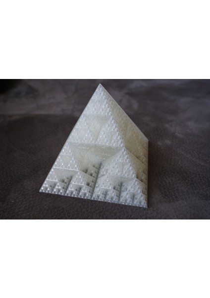 Spiral Vazo Sierpinski Piramidi (Openscad) – Geometrik ve Modern Tasarım THN2573402