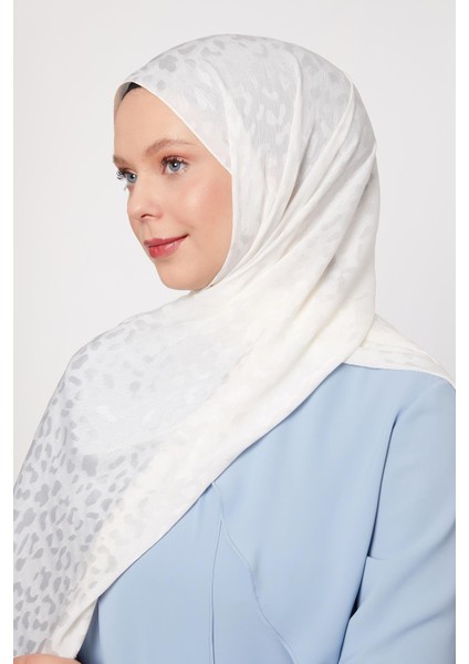 Kırık Beyaz Kendinden Desenli Jakar Capri Şal