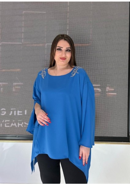 Büyük Beden Omuzlar Aksesuar Detaylı Asimetrik Bluz