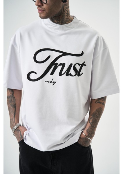 Erkek Trust Yazılı Oversize T-Shirt Siyah fırsatları
