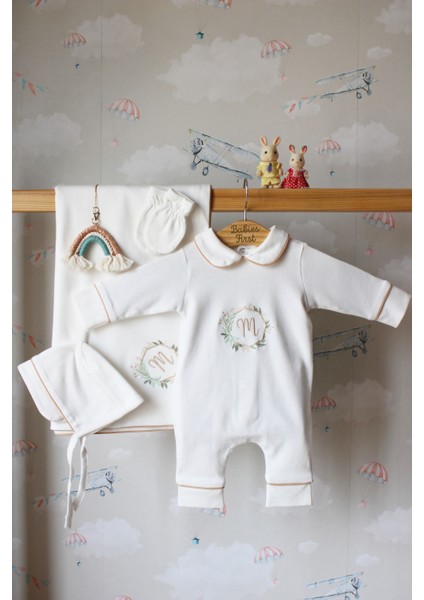 Babiesfirst kişiye Özel Nakışlı 4 Lü Yenidoğan Bebek Seti - %100 Pamuk Battaniye, Tulum, Şapka, Eldiven