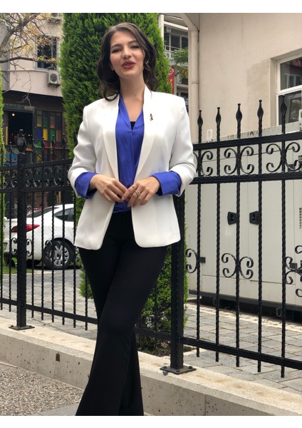 Kadın Bronş Detaylı Truvakar Kol Blazer Ceket