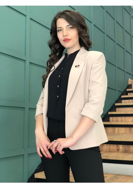 Kadın Bronş Detaylı Truvakar Kol Blazer Ceket