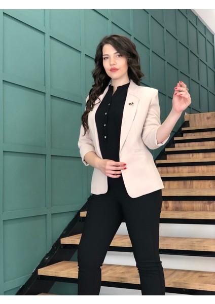 Kadın Bronş Detaylı Truvakar Kol Blazer Ceket fırsatları