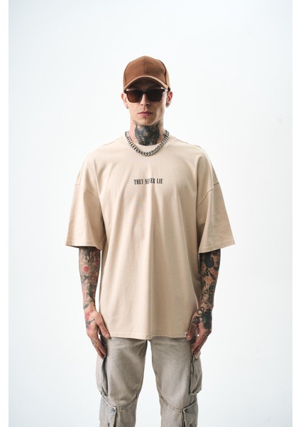 Erkek They Eyes Chico They Never Lie Baskılı Oversize T-Shirt Bej fiyatları