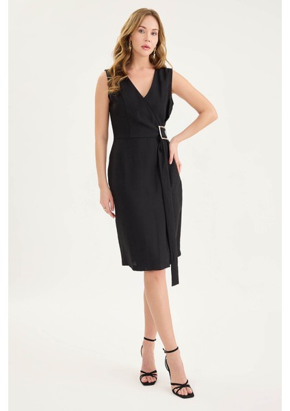 V Yaka Önü Tokalı Sıfır Kol Elbise