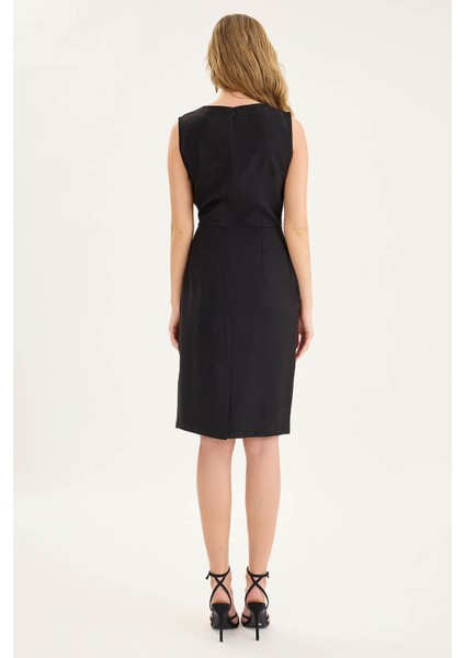 V Yaka Önü Tokalı Sıfır Kol Elbise fırsatları