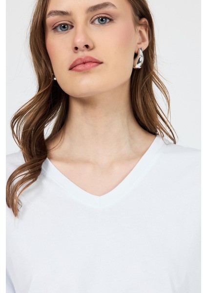 Beyaz V Yaka %100 Pamuk Comfort Fit Tişört 2143M fırsatları