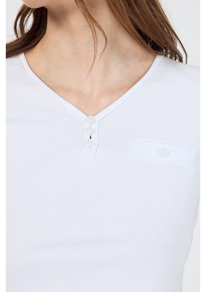 Beyaz V Yaka Düğmeli Cep Detaylı Slim Fit Tişört 2213 fırsatları