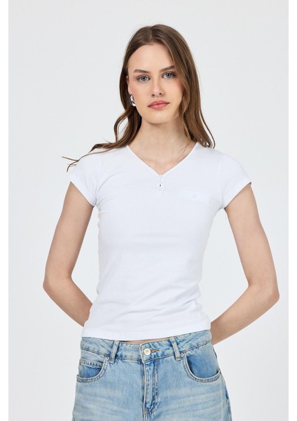 Beyaz V Yaka Düğmeli Cep Detaylı Slim Fit Tişört 2213 modelleri