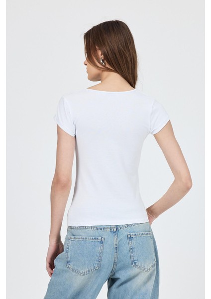 Beyaz V Yaka Düğmeli Cep Detaylı Slim Fit Tişört 2213 indirimleri
