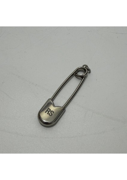 Raf Simons Gümüş Çatal Iğne Charmı 6,70 Gram fiyatları