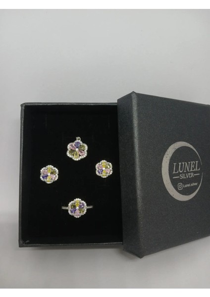 925 Ayar Gümüş Renkli Taşlı Çiçekli Takı Seti - Kolye Ucu, Küpe ve Yüzük (11,21 Gr.)