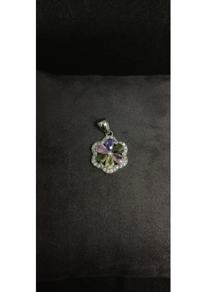 925 Ayar Gümüş Renkli Taşlı Çiçekli Takı Seti - Kolye Ucu, Küpe ve Yüzük (11,21 Gr.) fırsatları