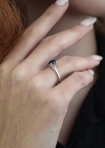 Safir Oval Tektaş Yüzük