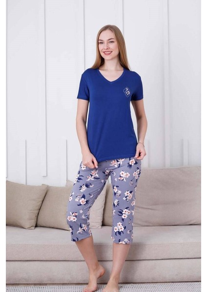 Kadın Saks Mavi Çiçek Desen V Yaka Likralı Viskon Kısa Kol Kapri Pijama Takımı
