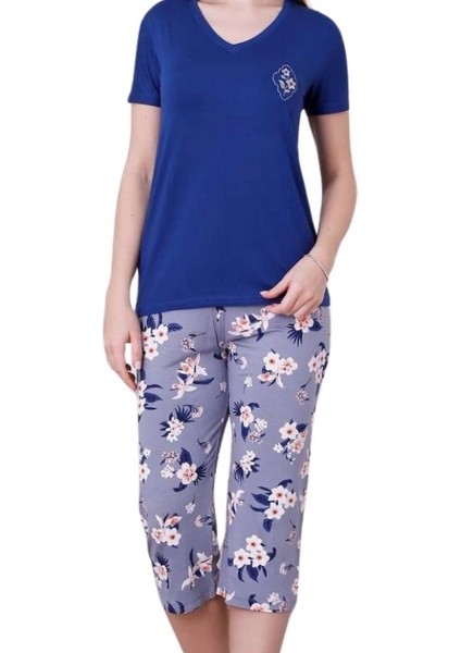 Kadın Saks Mavi Çiçek Desen V Yaka Likralı Viskon Kısa Kol Kapri Pijama Takımı