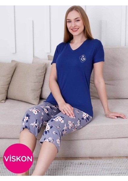 Kadın Saks Mavi Çiçek Desen V Yaka Likralı Viskon Kısa Kol Kapri Pijama Takımı