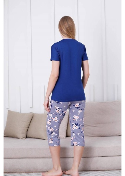 Kadın Saks Mavi Çiçek Desen V Yaka Likralı Viskon Kısa Kol Kapri Pijama Takımı