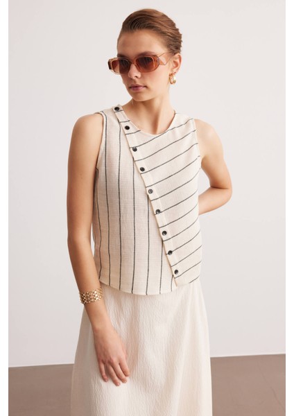 Krem Düğme Detaylı Basic Bluz