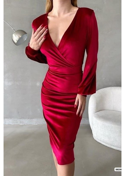 Üçaymoda Kadın Kadife Kumaş Kruvaze Yaka Balon Kol ve Yırtmaç Detaylı Midi Boy Elbise