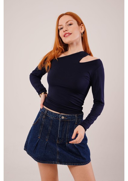 Üçaymoda Omuz Dekolte Detaylı Lacivert Bluz