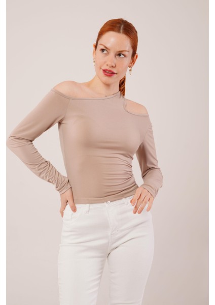 Üçaymoda Omuz Dekolte Detaylı Krem Bluz