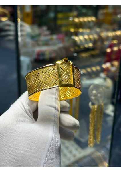 14 Ayar Altın Desenli Kelepçe Bilezik fırsatları