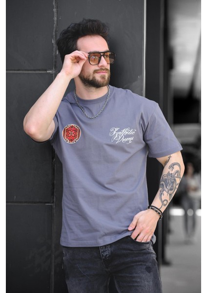 Etnik Desen Logolu Sırt ve Ön Baskılı Pamuklu Comfort Erkek Tshirt fırsatları