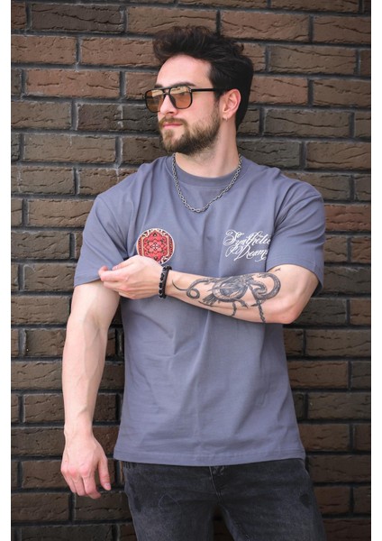 Etnik Desen Logolu Sırt ve Ön Baskılı Pamuklu Comfort Erkek Tshirt fiyatları