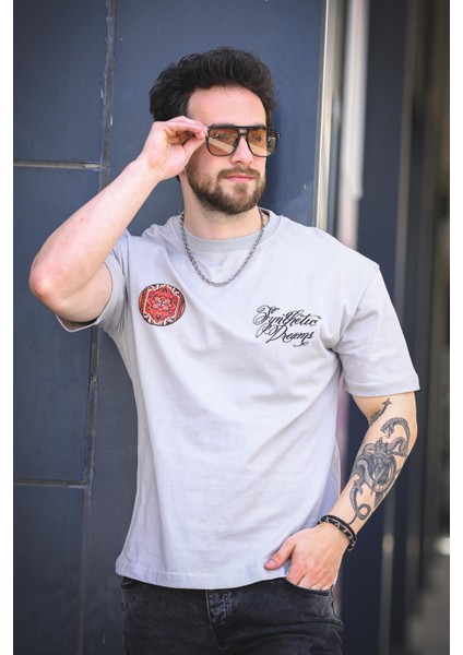 Etnik Desen Logolu Sırt ve Ön Baskılı Pamuklu Comfort Erkek Tshirt fiyatları