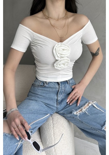 Kayık Yaka Gül Detaylı Crop Bluz