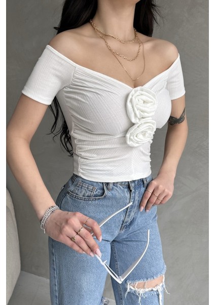 Kayık Yaka Gül Detaylı Crop Bluz fırsatları