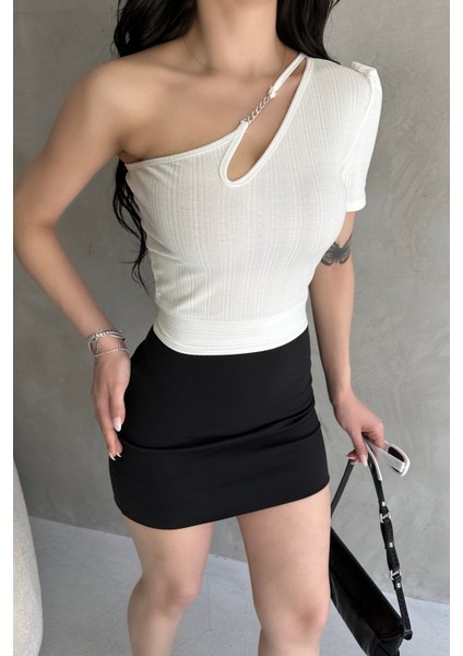 Tek Omuz Zincir Detaylı Crop Bluz