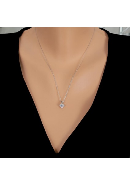 925 Ayar Gümüş 0,60 ct Pırlanta Görünümlü Tek Taş Kolye