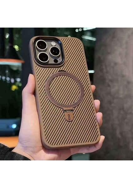 Apple iPhone 15 Pro Max Uyumlu Kılıf Zebana Best Karbon Fiber Kılıf (Kablosuz Şarj Destekli) Kahverengi