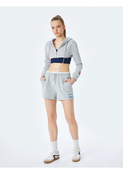 Çift Bel Detaylı Bağcıklı Etiket Baskılı Cepli Mini Spor Şort