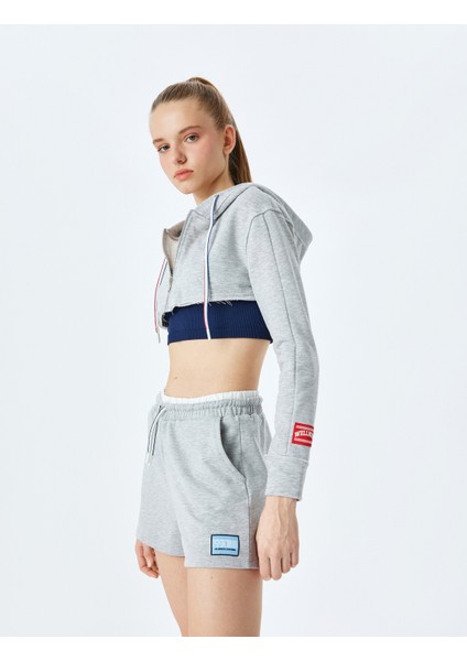 Çift Bel Detaylı Bağcıklı Etiket Baskılı Cepli Mini Spor Şort