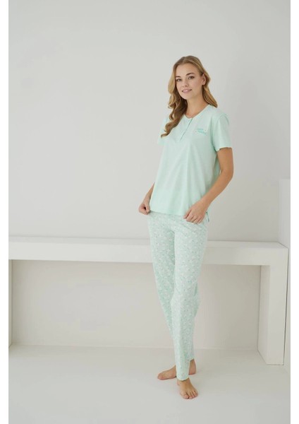 Süprem Kumaş Düğmeli Yaka Kısa Kollu Fıstık Yeşili Pijama Takımı - 2552