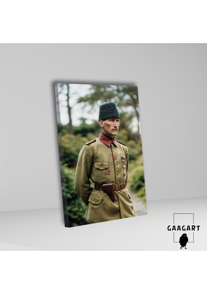 Tekli Dikey Kanvas Duvar Tablosu Renkli Üniformalı Atatürk fiyatları