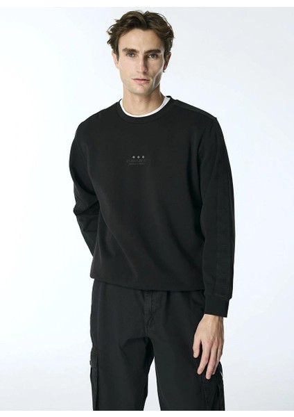 Bisiklet Yaka Göğsü Çıtçıt Cepli Slim Fit Erkek Sweatshirt